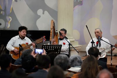 La presentación musical de la jornada conmemorativa estuvo a cargo de integrantes de la agrupación "Guitarra grande pircana",  que intepretaron "verso por el cuerpo repartido", del poeta Fidel Améstica.